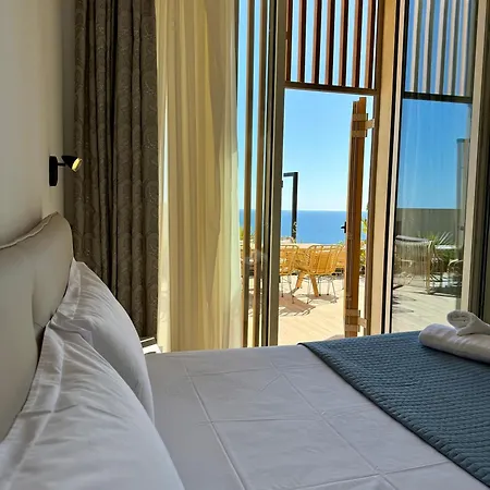 Sun Hill Coast, Palasë