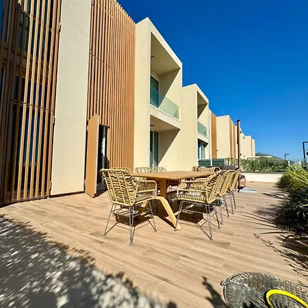 Sun Hill Coast, * Palasë