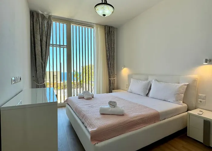 Sun Hill Coast, Palasë