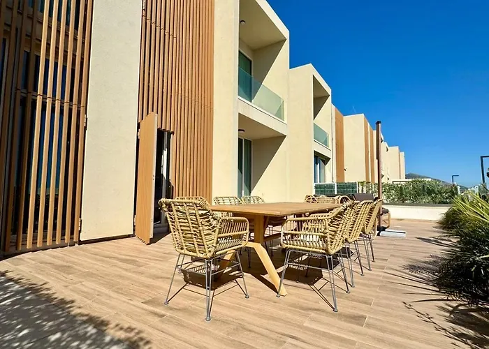 Sun Hill Coast, * Palasë