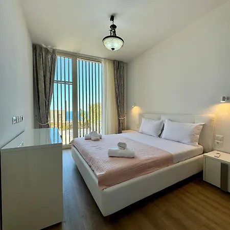 Sun Hill Coast, Palasë